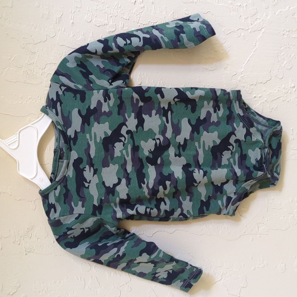3/$20🌟 LIKE NEW Tommy Bahama Boy's Dinosaur Camo Long Sleeve Onesie 6-9m